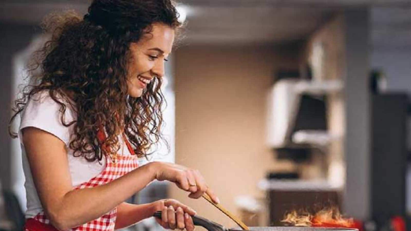 kitchen hacks: अब खाना पकाना नहीं लगेगा बोझ, ये 10 टिप्स बदल देंगे रसोई का अनुभव