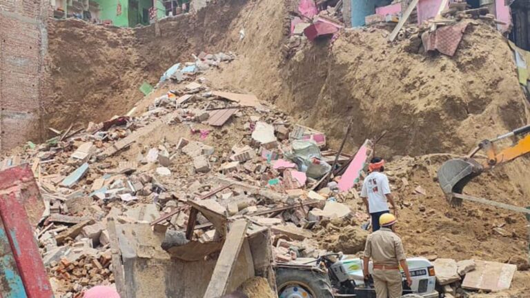 UP: मथुरा में पलभर में ढह गए 8 मकान! चीख-पुकार से गूंजा इलाका, मलबे में दबे दर्जनों लोग