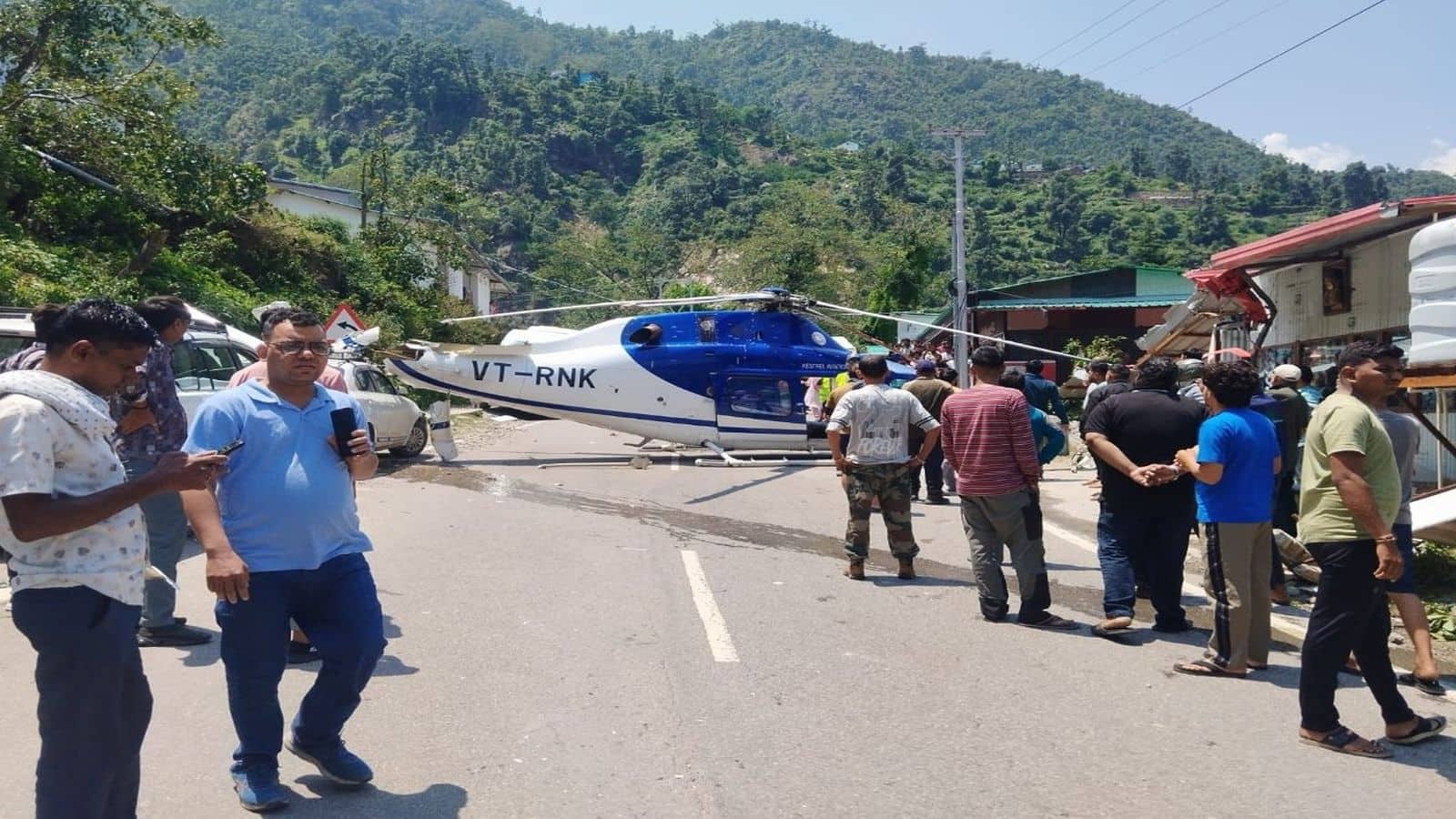Uttarakhand News: चारधाम यात्रियों को केदारनाथ लेकर जा रहे हेलिकॉप्टर की हाईवे पर इमरजेंसी लैंडिंग, पायलट घायल