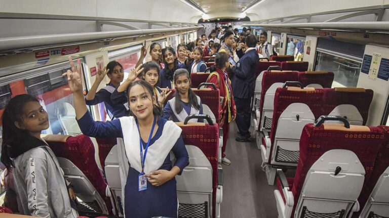 Vande Bharat News: चुनाव से पहले पीएम मोदी का बिहार को तोहफा! पटना से गोरखपुर के बीच इस दिन से दौड़ेगी वंदे भारत एक्सप्रेस ट्रेन, जानें डिटेल्स