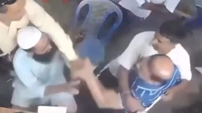 दाढ़ी खींची और लगातार जड़े थप्पड़...दुकानदार ने उधार चुकाने को कहा तो पागल हुआ शख्स, बांग्लादेश का वीडियो वायरल