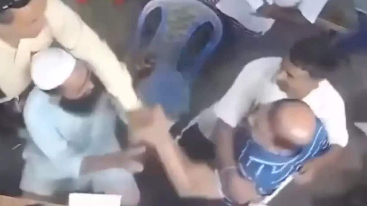दाढ़ी खींची और लगातार जड़े थप्पड़...दुकानदार ने उधार चुकाने को कहा तो पागल हुआ शख्स, बांग्लादेश का वीडियो वायरल