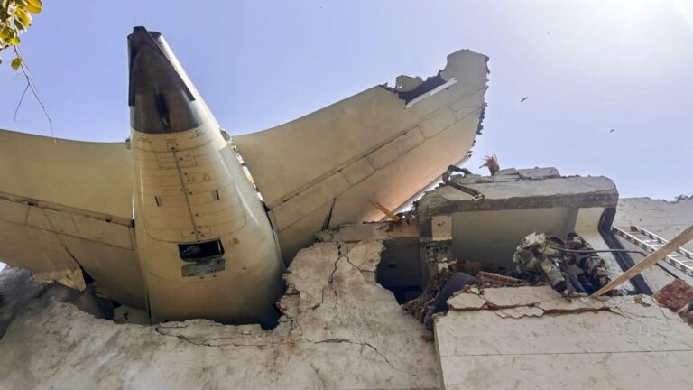 Ahmedabad Plane Crash: हादसे के 48 घंटे बाद एयर होस्टेस का मिला शव, विमान के इस हिस्से में था फंसा