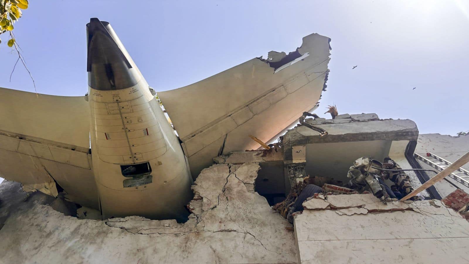 Ahmedabad Plane Crash: क्रैश के बाद उठी आग की लपटों से बुरी तरह जल गया था 8 महीने का मासूम, इलाज जारी