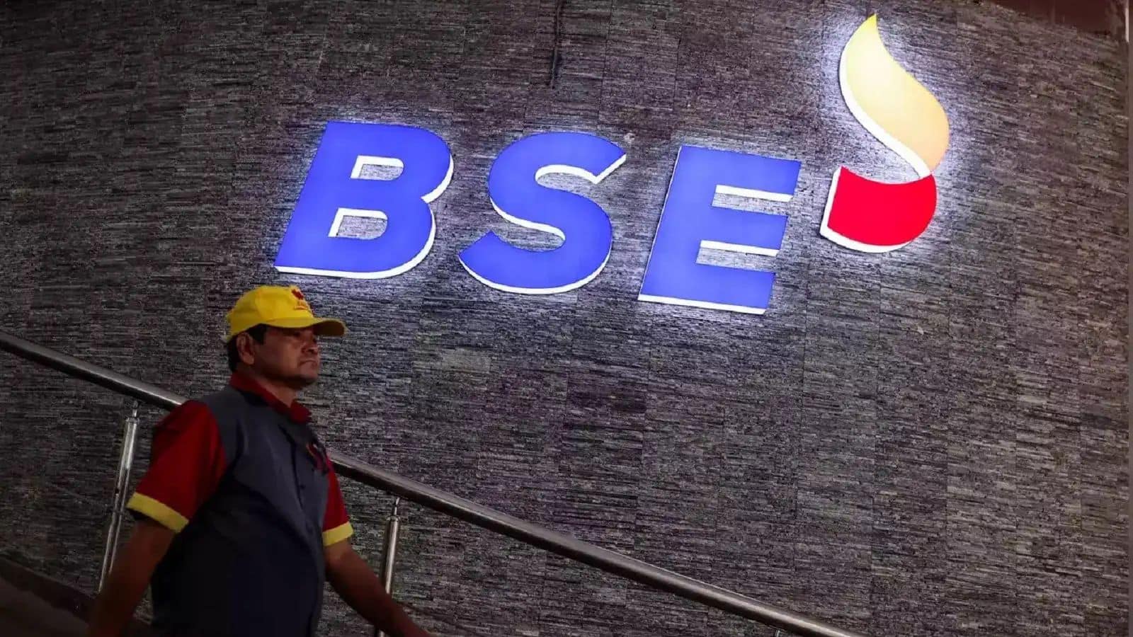 BSE Shares: बीएसई के शेयर 5% धड़ाम, F&O कॉन्ट्रैक्ट्स की वीकली एक्यपारी बदलने से लगा झटका