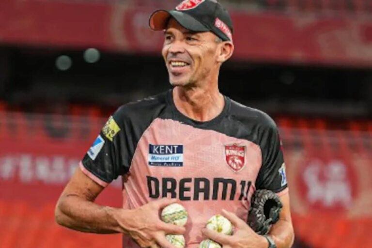 भारतीय को निकालकर, विदेशी को बनाया कोच... कौन हैं टीम इंडिया में नए आए एड्रियन