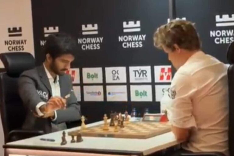 VIDEO:गुकेश ने कार्लसन को हराया, गुस्से में लाल हुआ वर्ल्ड नंबर वन खिलाड़ी