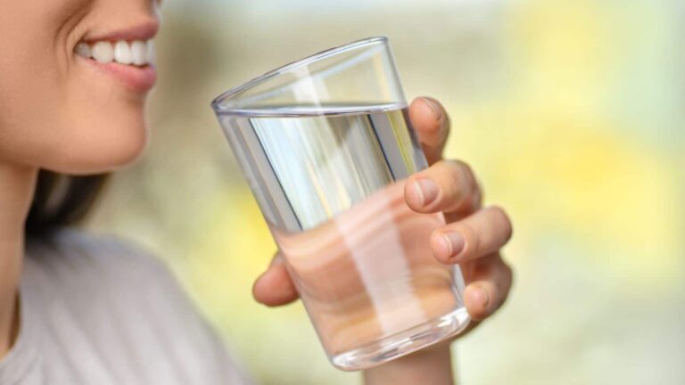 Diabetes: डायबिटीज में पानी का कमाल, सही मात्रा से ब्लड शुगर रहेगा कंट्रोल, जानें कब और कितना पिएं