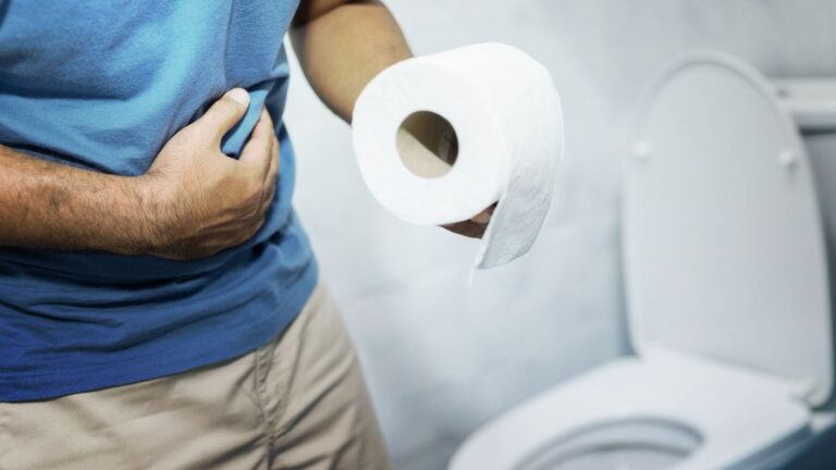 Monsoon Tips: बारिश के साथ ही पेट से जुड़ी इन बीमारियों का बढ़ने लगता है टेंशन, डाइट में शामिल करें ये चीजें और रहें हेल्दी