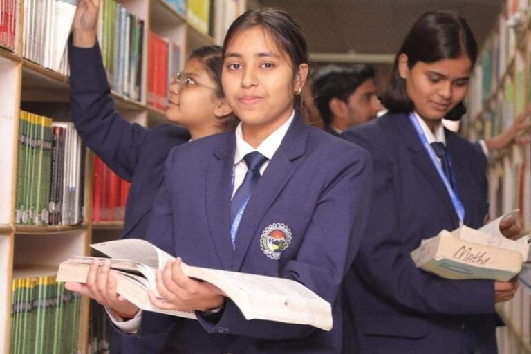 बच्चों की बढ़ती स्कूल फीस जेब पर पड़ रही है भारी? नर्सरी से 12वीं तक के लिए मिलेगा लोन, इन सरकारी योजना में करें अप्लाई