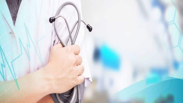 फार्मा कंपनियों को मार्केटिंग के नाम पर डॉक्टरों को महंगे गिफ्ट देना पड़ेगा भारी, सरकार ने मांगा सारा ब्यौरा