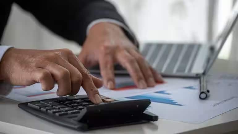 Income Tax Return 2025: आईटीआर में गलत जानकारी दी तो जेल जाना पड़ सकता है, जानिए क्या है इनकम टैक्स का नियम