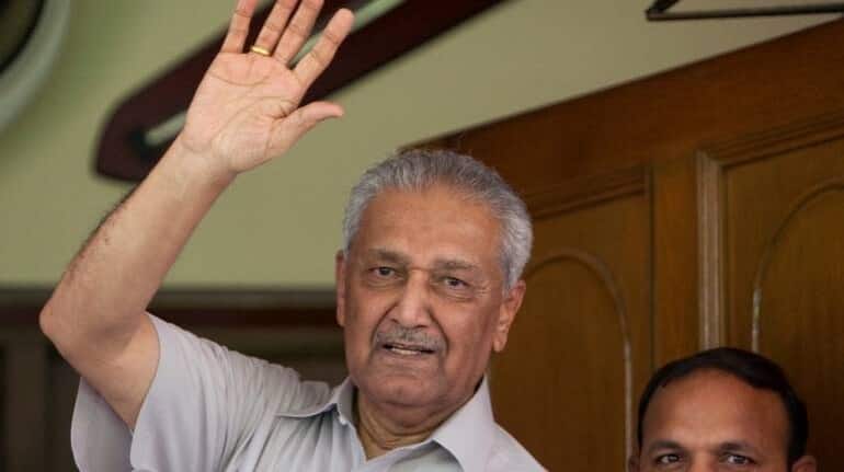 ईरान के हाथ में परमाणु बम थमाने वाला कोई और नहीं बल्कि मानवता का यह बड़ा दुश्मन था, चंद पैसों के लिए बेचा मौत का सामान