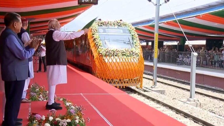 Train to Kashmir: अब ट्रेन से करें कश्मीर की वादियों का दीदार, पीएम मोदी ने कटरा-श्रीनगर वंदे भारत को दिखाई हरी झंडी