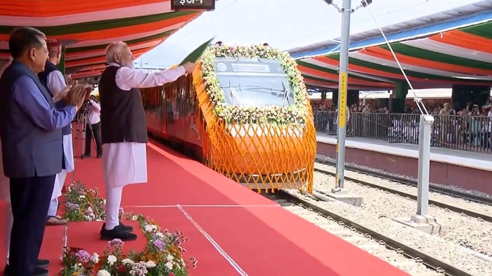 Train to Kashmir: अब ट्रेन से करें कश्मीर की वादियों का दीदार, पीएम मोदी ने कटरा-श्रीनगर वंदे भारत को दिखाई हरी झंडी