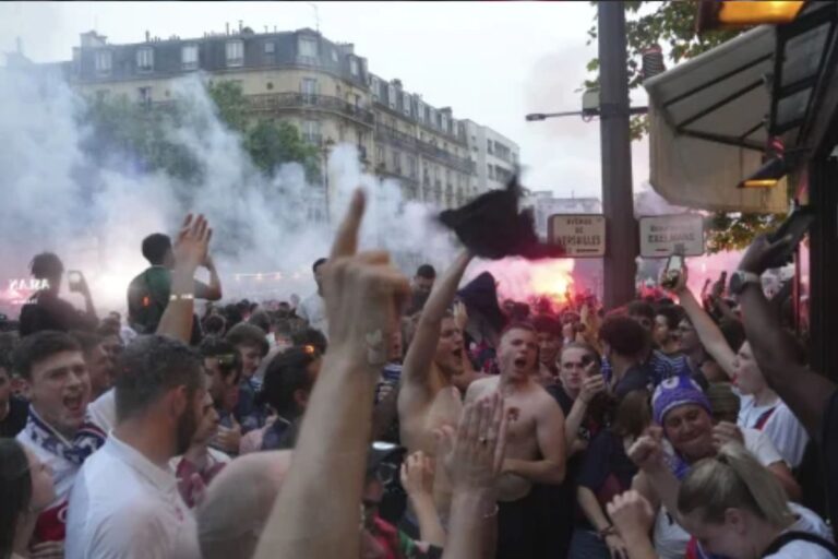 पुलिस अधिकारी कोमा में... जश्न मनाने आए 2 फैंस की हुई मौत