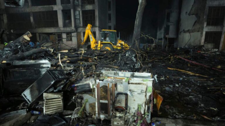 Ahmedabad Plane Crash: 274 लोगों की दर्दनाक मौत, MBBS छात्रों समेत कई मासूमों की गई जान, मलबा हटाने का काम जारी
