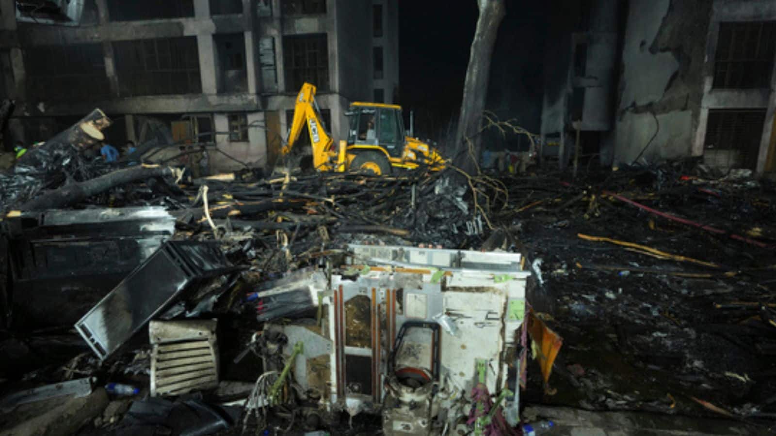 Ahmedabad Plane Crash: 274 लोगों की दर्दनाक मौत, MBBS छात्रों समेत कई मासूमों की गई जान, मलबा हटाने का काम जारी