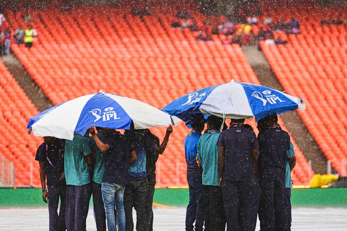 अहमदाबाद में रुक रुक कर हो रही बारिश, फाइनल नहीं हुआ तो किसे मिलेगी ट्रॉफी