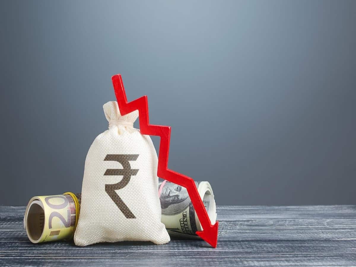 Rupee Vs Dollar: रुपये में गिरावट गहराई, 40 पैसे गिरकर दिन के निचले स्तर पर पहुंचा भाव