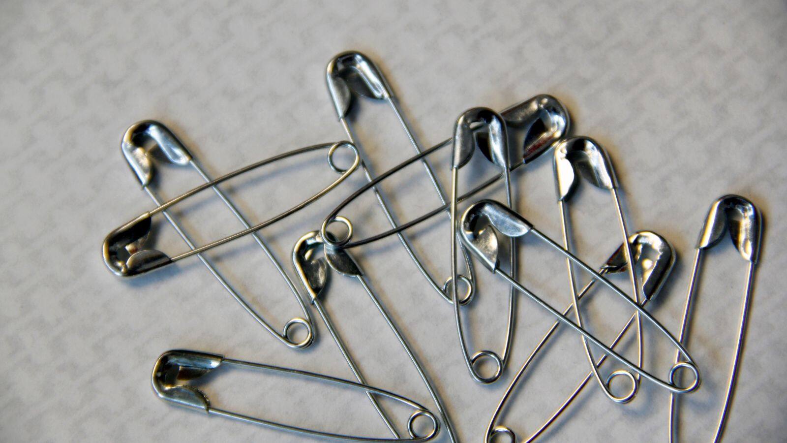 Safety pin hacks: सेफ्टी पिन की ताकत को न करें नजरअंदाज, ये 5 हैक्स बदल देंगे आपकी लाइफ, जानिए कैसे