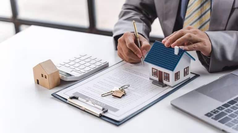 Home Loan: इंटरेस्ट रेट्स घटने के बाद आपको लोन का प्रीपेमेंट करना चाहिए या सरप्लस फंड को इनवेस्ट करना चाहिए?