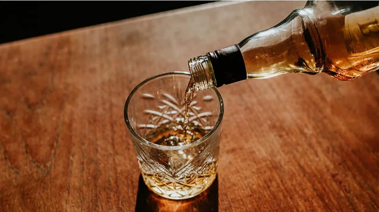 महाराष्ट्र में महंगी होगी शराब! राज्य सरकार ने बढ़ाई एक्साइज ड्यूटी