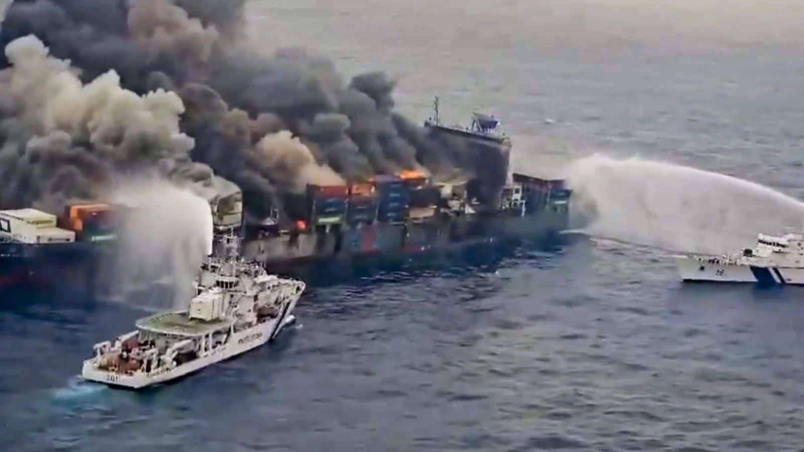 'थैंक्यू इंडियन नेवी...': चीन ने भारत को कहा शुक्रिया, केरल में जलते जहाज से चीनी क्रू मेंबर को किया था रेस्क्यू