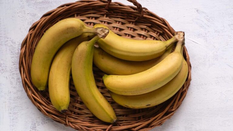 Banana: दो दिन में काला पड़ने वाला केला अब रहेगा चमकदार पीला, ट्राय करें ये तरीका!