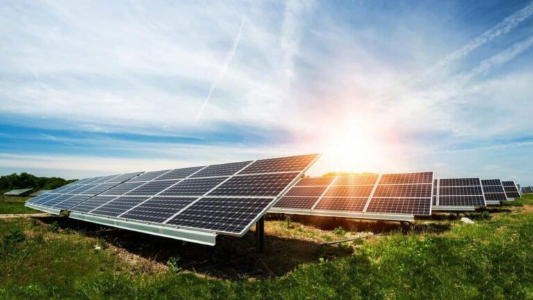 Gujarat New Solar Policy: गुजरात की नई सोलर नीति, छोटे प्रोड्यूसर्स की बढ़ेगी मुश्किल?