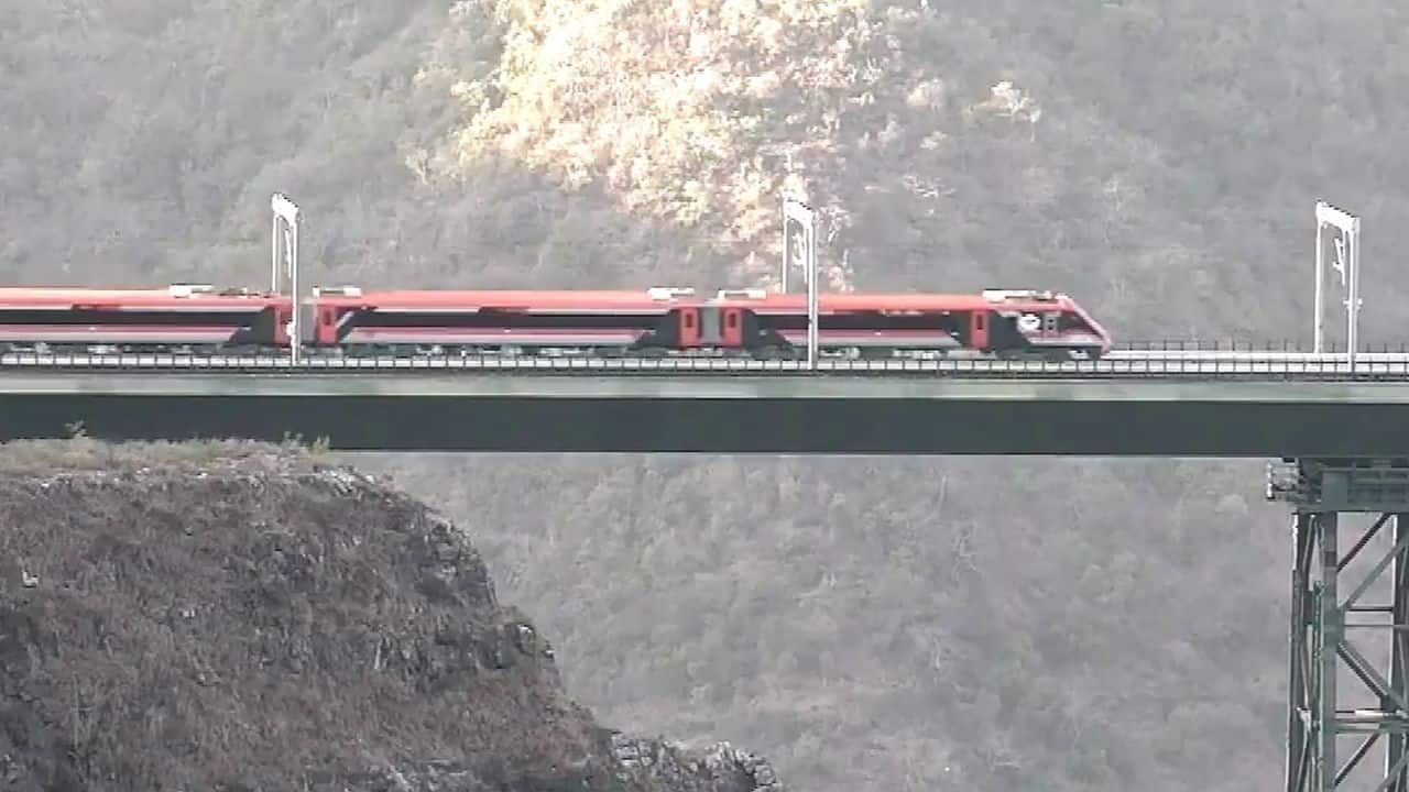 कटरा से श्रीनगर वंदे भारत ट्रेन में सफर करने के लिए करना होगा लंबा इंतजार, जानिये कारण