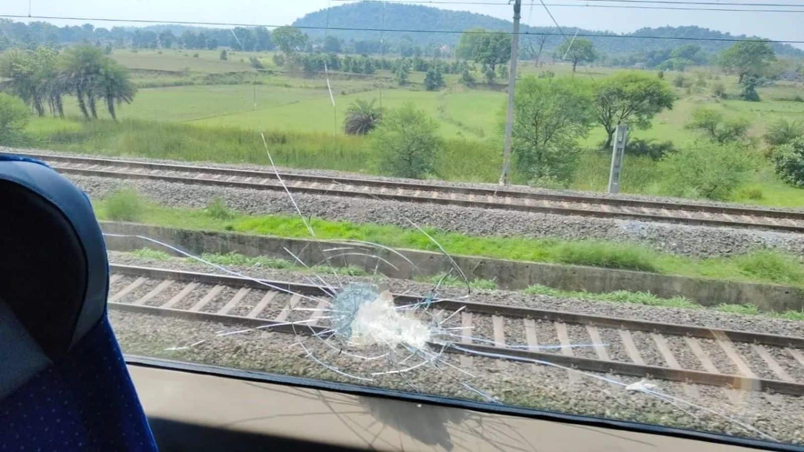 Vande Bharat: झारखंड में वंदे भारत ट्रेन पर पथराव, शीशा टूटने से यात्रियों में मचा हड़कंप