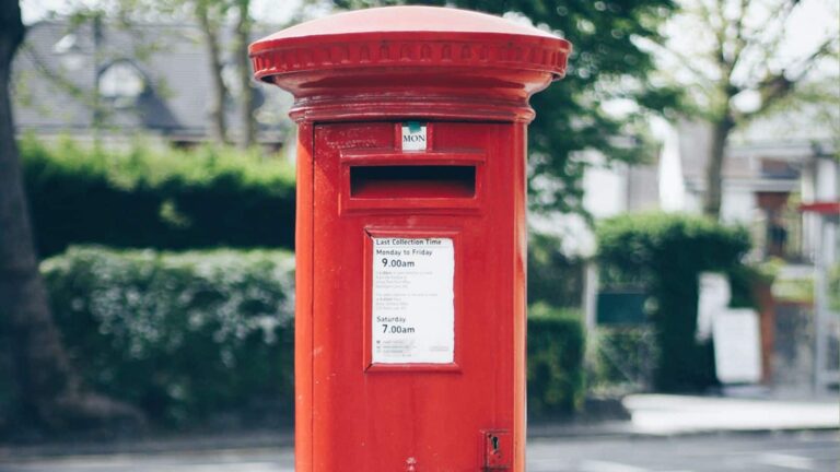 कभी गौर किया? हर Letter Box लाल ही क्यों होता है, जानिए इसके पीछे की पूरी कहानी
