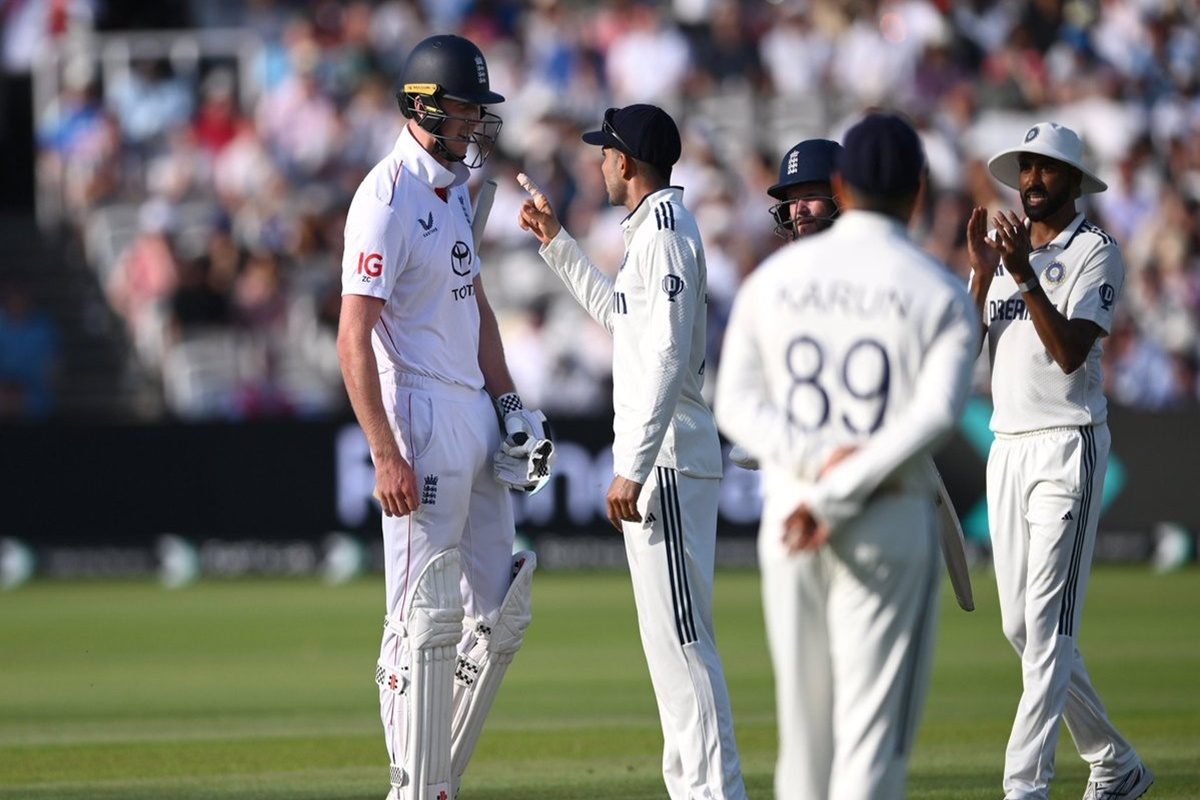 माहौल गर्म होना चाहिए... मैदान पर लड़ते रहे खिलाड़ी, ENG के कोच बोले- होने दो