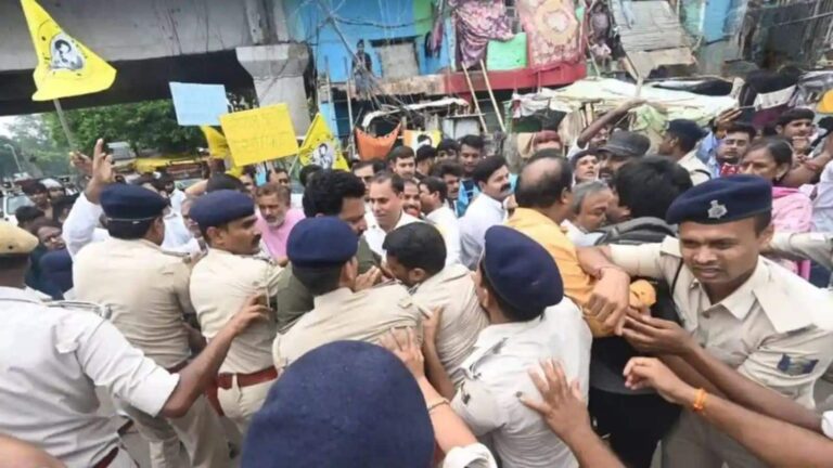 'इतना जीना हराम कर देंगे' बिहार विधानसभा को घेरने चली प्रशांत किशोर की जनसुराज पार्टी, पुलिस के भांजी लाठियां