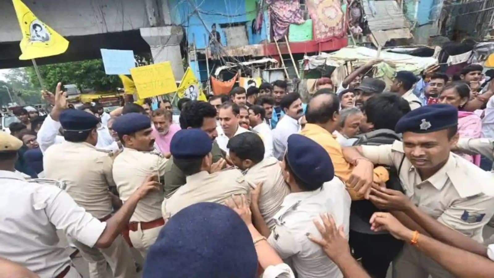 'इतना जीना हराम कर देंगे' बिहार विधानसभा को घेरने चली प्रशांत किशोर की जनसुराज पार्टी, पुलिस के भांजी लाठियां