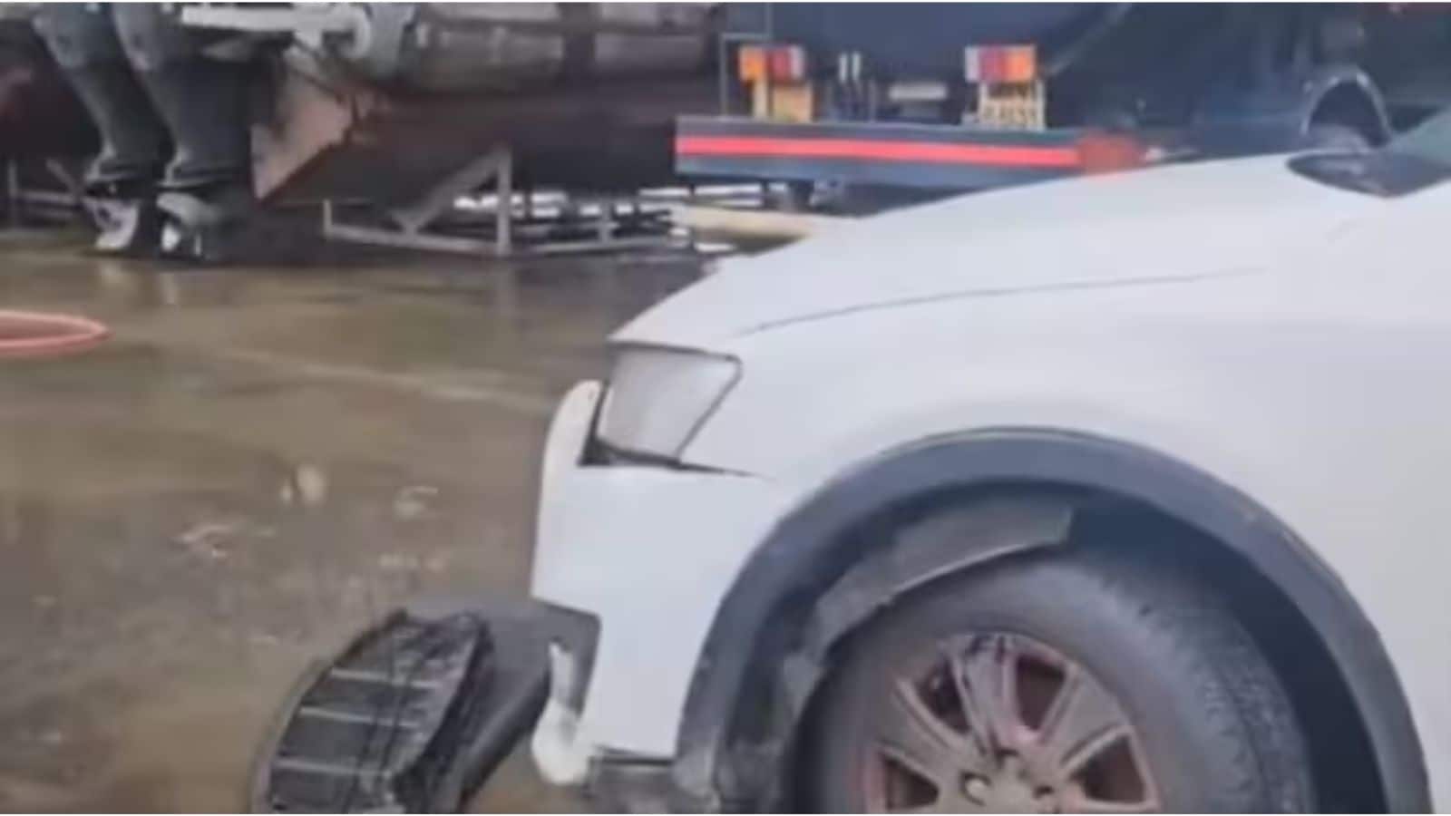 Google Maps ने फिर दिखाया गलत रास्ता! नवी मुंबई में खाई में जा रही Audi कार