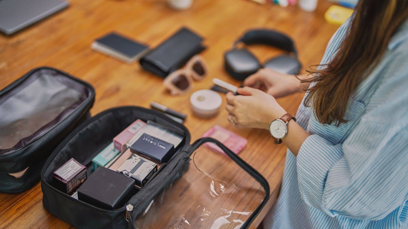 Skin Care Tips: हॉलिडे ट्रिप पर गलती से भी न भूलें ये ब्यूटी आइटम्स, वरना फोटो में खुद को नहीं पहचानेंगी!