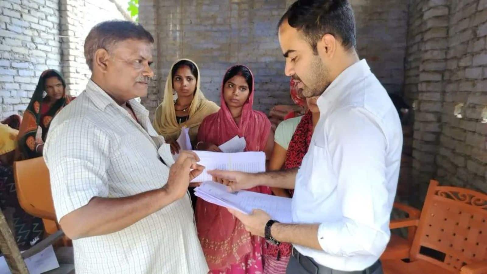 Bihar SIR Row: बिहार में जारी वोटर लिस्ट वेरिफिकेशन पर SC का रोक से इनकार, आधार और वोटर आईडी स्वीकार करने को कहा