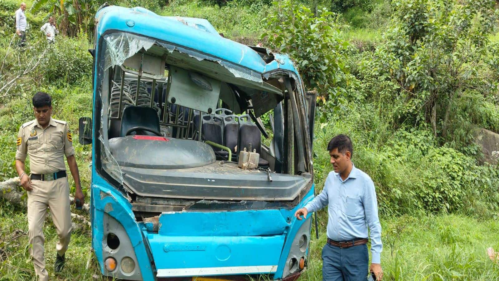 Himachal Bus Accident: हिमाचल प्रदेश में मंडी के पास गहरी खाई में गिरी बस, 5 लोगों की मौत, 20 घायल