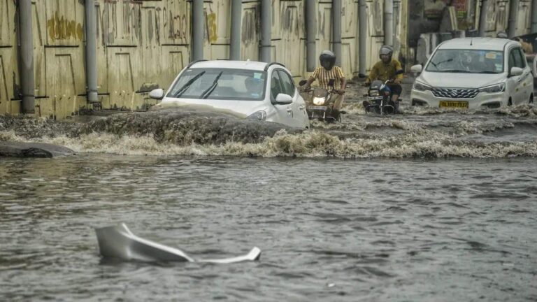 Delhi Rain: दिल्ली में आसमानी आफत! मूसलाधार बारिश के कारण दीवार गिरने से महिला और बेटे की मौत