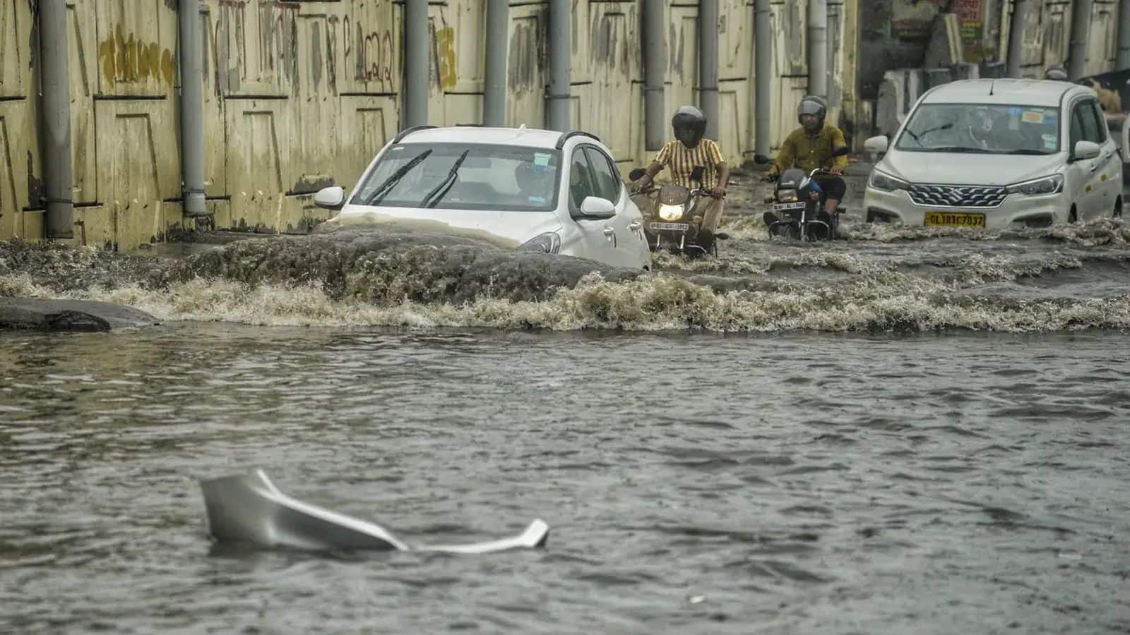 Delhi Rain: दिल्ली में आसमानी आफत! मूसलाधार बारिश के कारण दीवार गिरने से महिला और बेटे की मौत