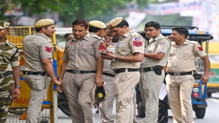 Bomb Threat: दिल्ली के दो बड़े स्कूलों को मिली बम से उड़ाने की धमकी, पुलिस ने शुरू की जांच