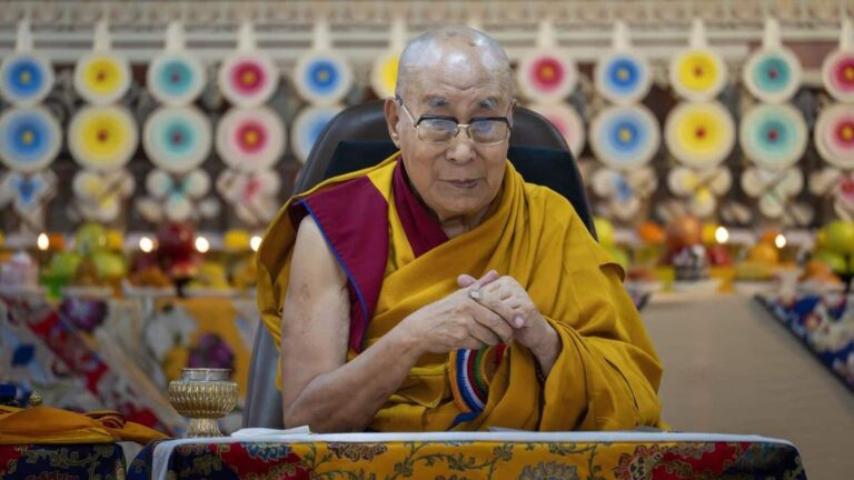 Dalai Lama News: दलाई लामा ने चीन को दिखाया ठेंगा! उत्तराधिकारी को लेकर कर दिया बड़ा ऐलान, चीनी सरकार ने की ये अपील