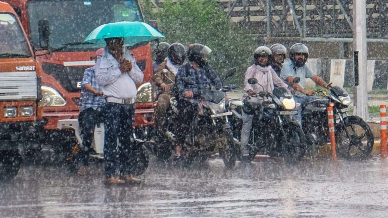 Delhi-NCR Rain: झमाझम बारिश के बाद ऐसा हुआ दिल्ली-NCR का हाल, तस्वीरों में देखें सैलाब जैसा मंजर