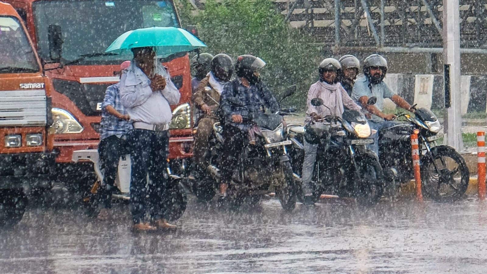 Delhi-NCR Rain: झमाझम बारिश के बाद ऐसा हुआ दिल्ली-NCR का हाल, तस्वीरों में देखें सैलाब जैसा मंजर