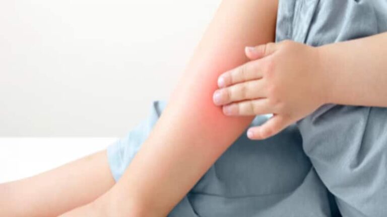 बच्चों की हड्डियों में कमजोरी या बार-बार बीमार पड़ने का कारण हो सकती है विटामिन-D की कमी! जानें क्या है इसके लक्षण?