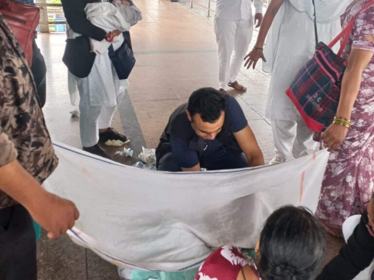 'पॉकेट नाइफ और हेयर क्लीप...', सेना के जवान ने रेलवे स्टेशन पर कराई महिला की डिलीवरी, हर तरफ हो रही तारीफ