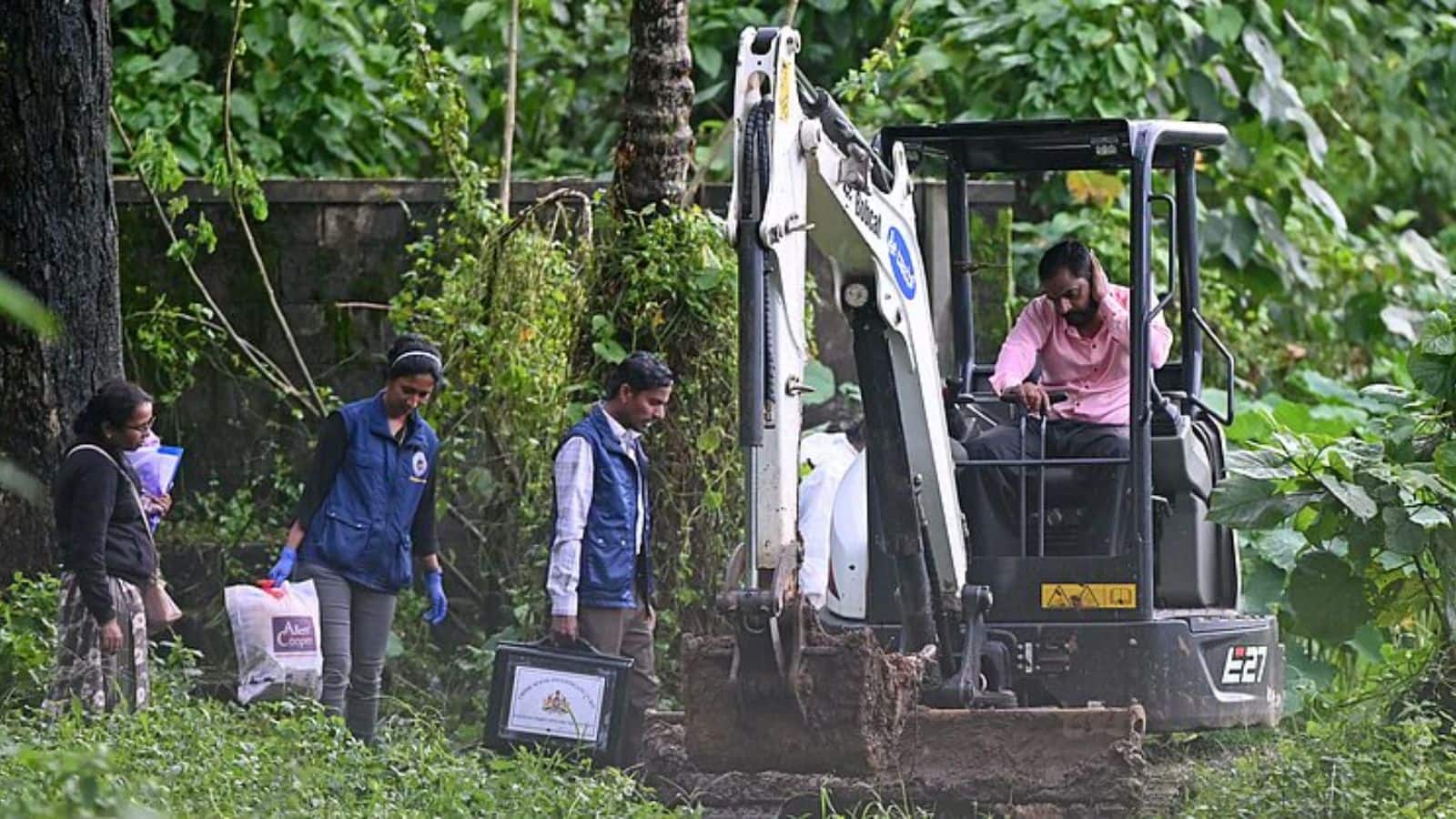 Dharmasthala Mass Murder: मंदिर में मास मर्डर और रेप का आरोप, खुदाई में मिला कंकाल! पूर्व कर्मचारी का लाशें दफनाने का दावा