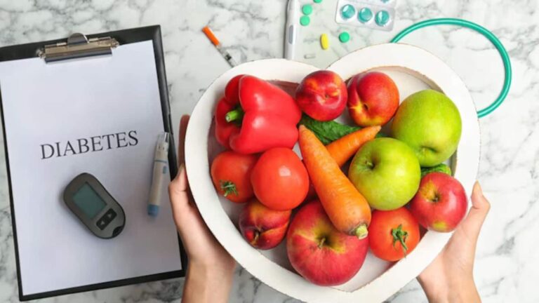 Type 2 Diabetes: ब्लड शुगर को तेजी से कंट्रोल करते हैं ये फल, डायबिटीज में खाएं बेझिझक